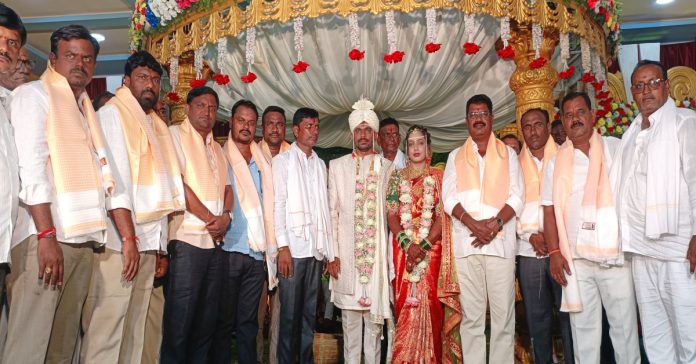 Former MLA Shinde attended the wedding celebrations..