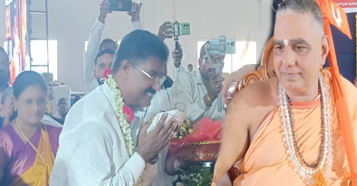 Former MLA Shinde visits Swamiji..