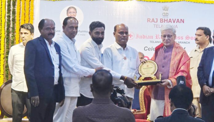Governor awards Narendra Acharya Maharaj Sansthan Math