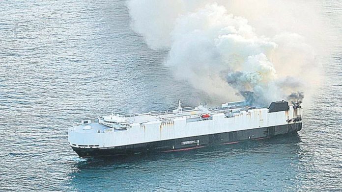 Huge cargo ship sinks in Pacific Ocean