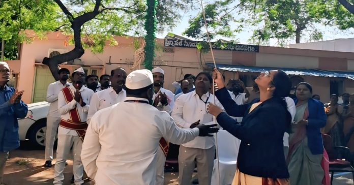 Statehood celebrations in the court premises