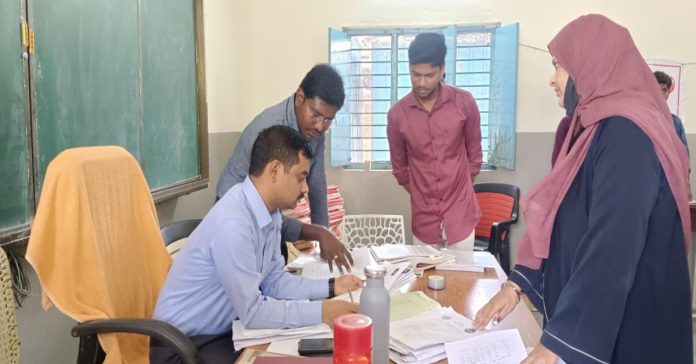 Sub-Collector inspects farmers conference in Neela village.