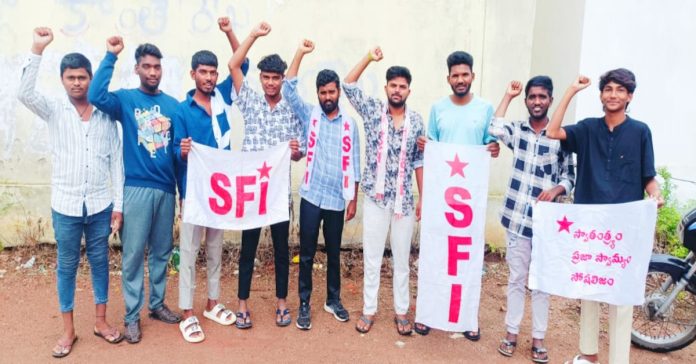 Action should be taken against schools charging high fees: SFI
