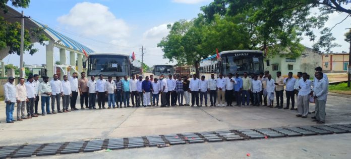 Congress leaders attend public meeting