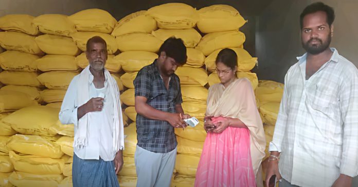Farmers should be given fertilizers as per the rules.