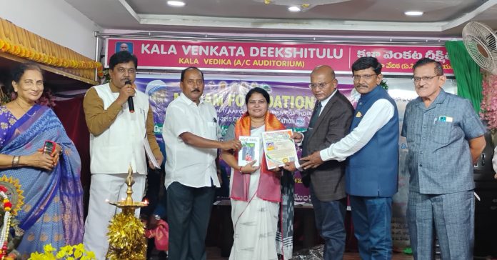 Kalpana Devasani receives the Best Poet Award