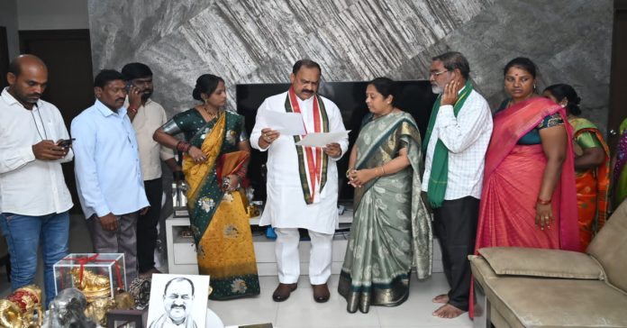 People meet TPCC chief for construction of Indirammas houses
