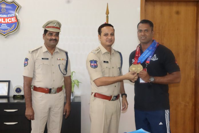 SP congratulates constable for winning bronze medals