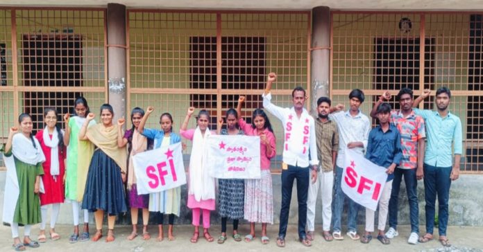 Scholarships.. Fee reimbursement should be released immediately: SFI