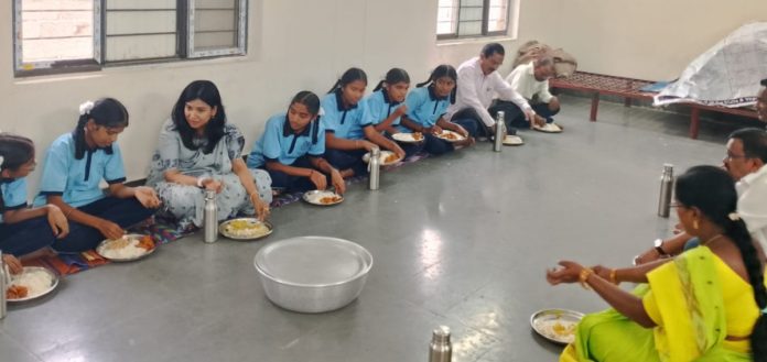Sub-Collector had lunch with students