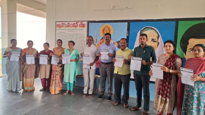 Teachers protest in front of district offices on August 1