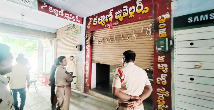 Theft in a gold shop..