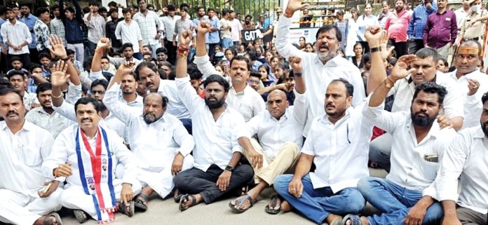 బీసీ విద్యార్థులకు పైసా ఇవ్వని కాంగ్రెస్‌ ప్రభుత్వం