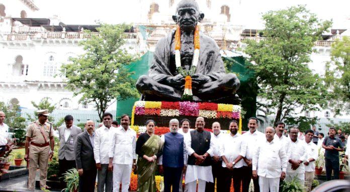 అసెంబ్లీలో జాతీయ జెండా ఆవిష్కరించిన స్పీకర్