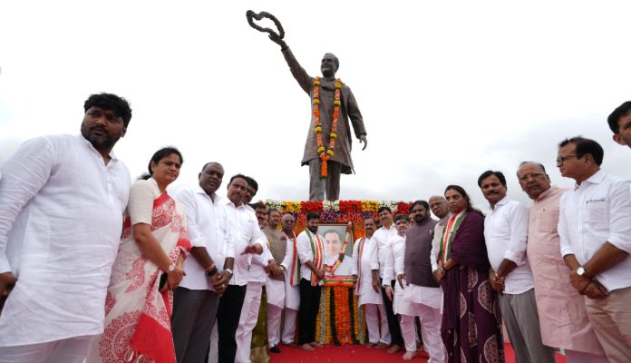 Bhuvanagiri MLA pays homage to Rajiv Gandhis statue.