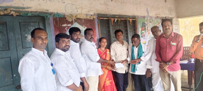 Cash award to parents of students who secure seats in Triple IT