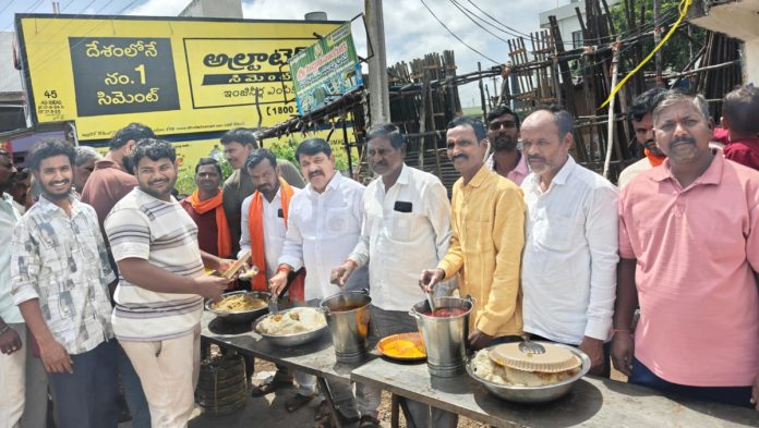 Congress President Bisa Ganesh organized annadanam at Ganesh Mandapam