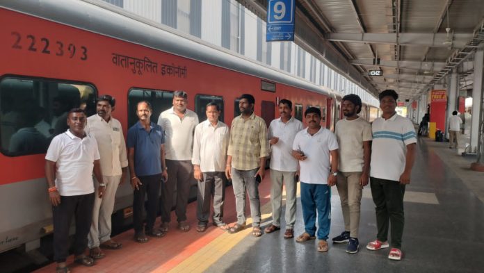 Congress leaders leave for Delhi dharna