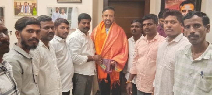 Congress leaders met the MLA..