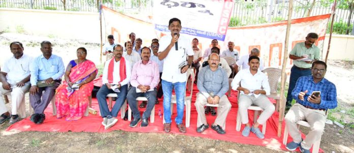 Education and teacher issues should be resolved immediately