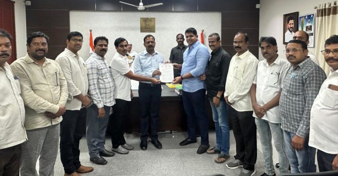 Employees of JAC met the Collector