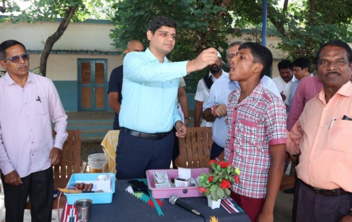Every student should take Albendazole tablets: Collector