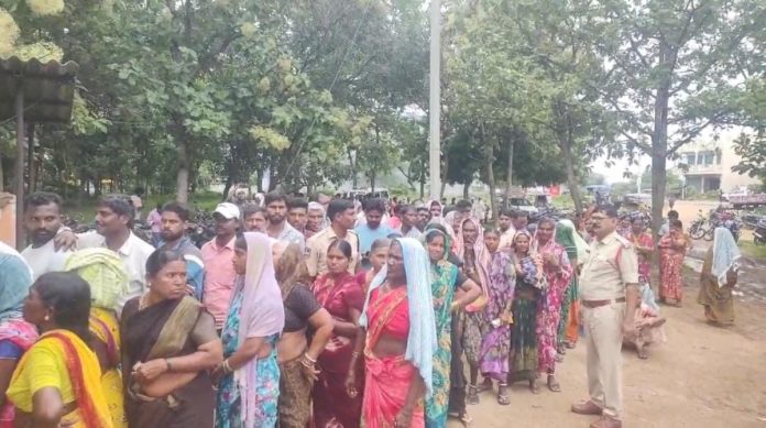 Farmers queue up for urea