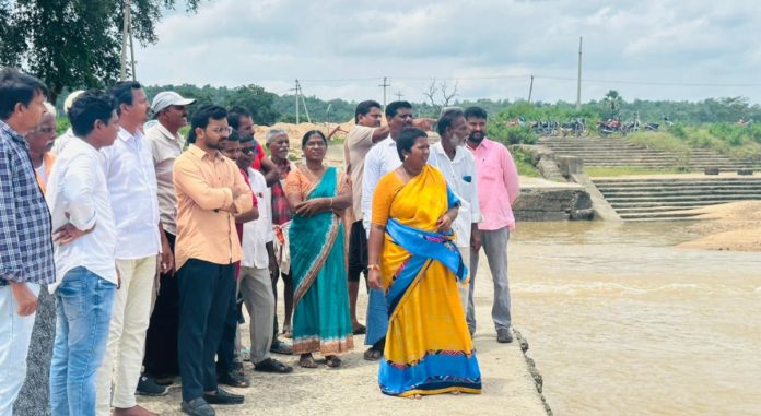 Farmers whose crops were damaged due to heavy rains should be compensated.
