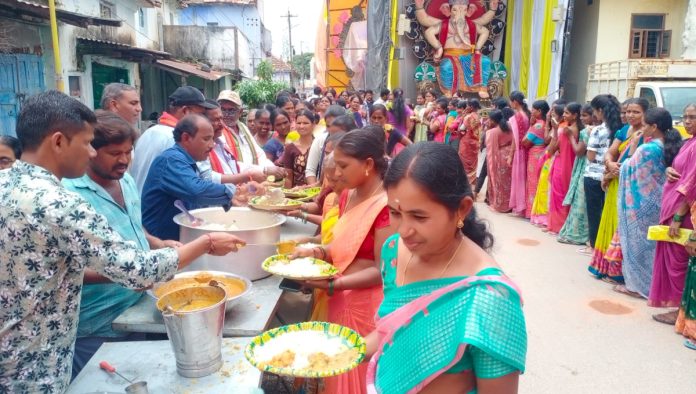 Food distribution started at Ganesh Mandapam