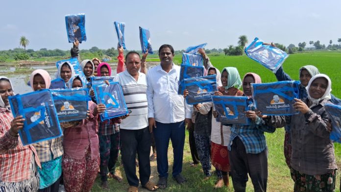 Free lunch bags distributed to women farm laborers