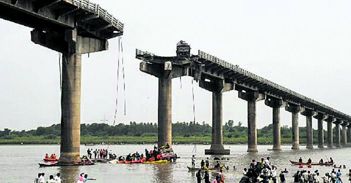 25 days after the collapse of the Muzaffarpur-Gambhira bridge, the tanker is still hanging