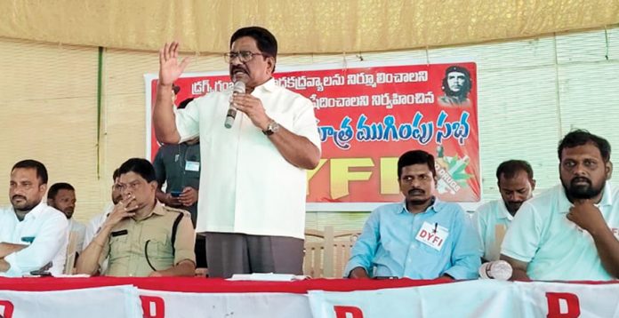 Youth should stay away from intoxicants
