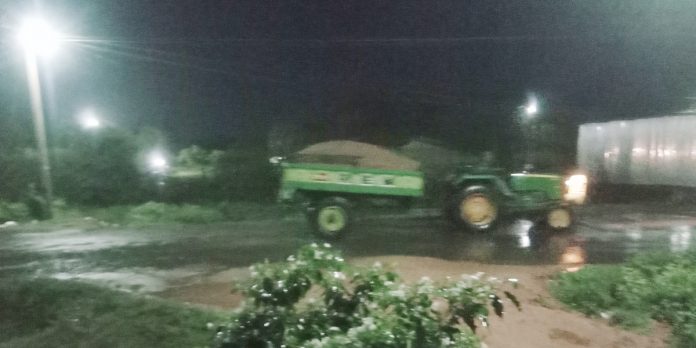 Illegal sand being transported to Maharashtra.. Government ignoring it
