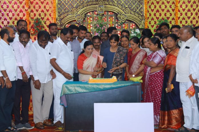 Jhansi Reddys birthday celebrated in grand style