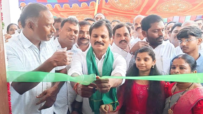 MLA Kumbh attended the housewarming of Indirammas house