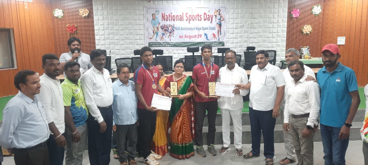 గోల్డ్ మెడల్ సాధించిన విద్యార్థులను సన్మానించిన ఎమ్మెల్యే