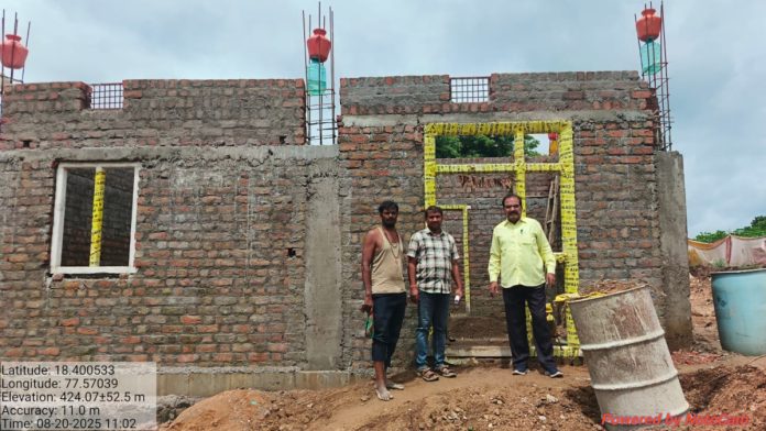 MPDO Srinivas inspected the construction of Indirammas houses in Bijjalwadi.