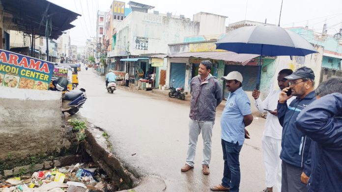 Municipal Commissioner inspects rain-affected areas