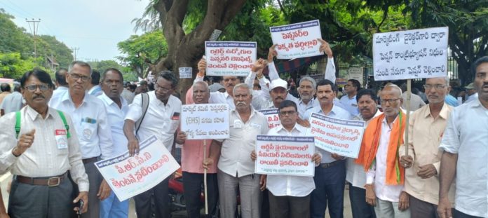 Pensioners dharna at Indira Park with thousands of people