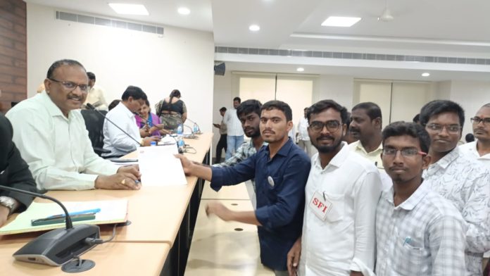 Students in government schools should be provided with two pairs of clothes: SFI