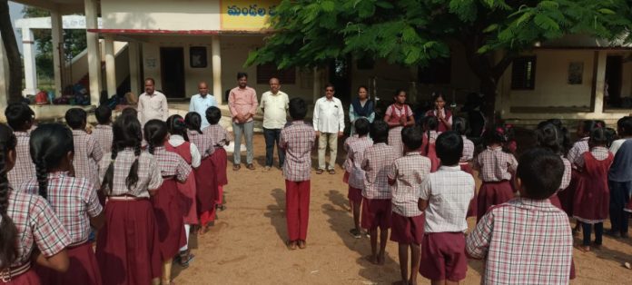Students should be provided with creativity education.