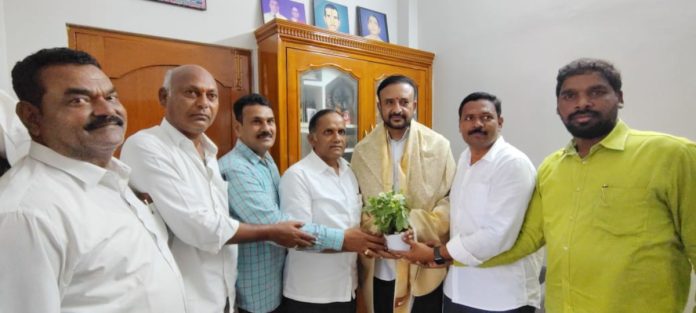 TNGOS leaders meet MLA Yella Reddy