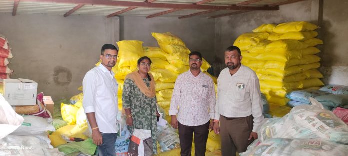Tahsildar inspects fertilizer shops
