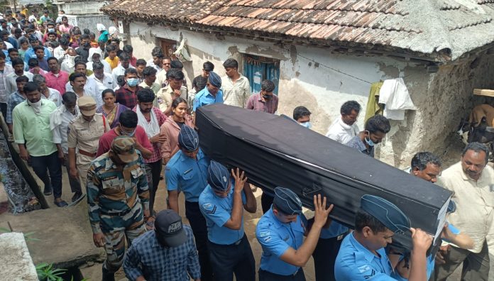 The last rites of the jawan were performed with official ceremonies.