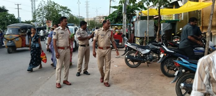 Vehicles should not be parked on the road: SI Lakshminarayana