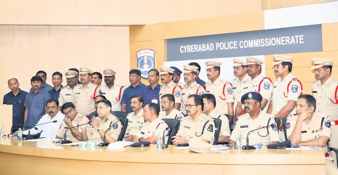 బ్యాట్‌ దొంగతనానికి వచ్చి బాలిక హత్య