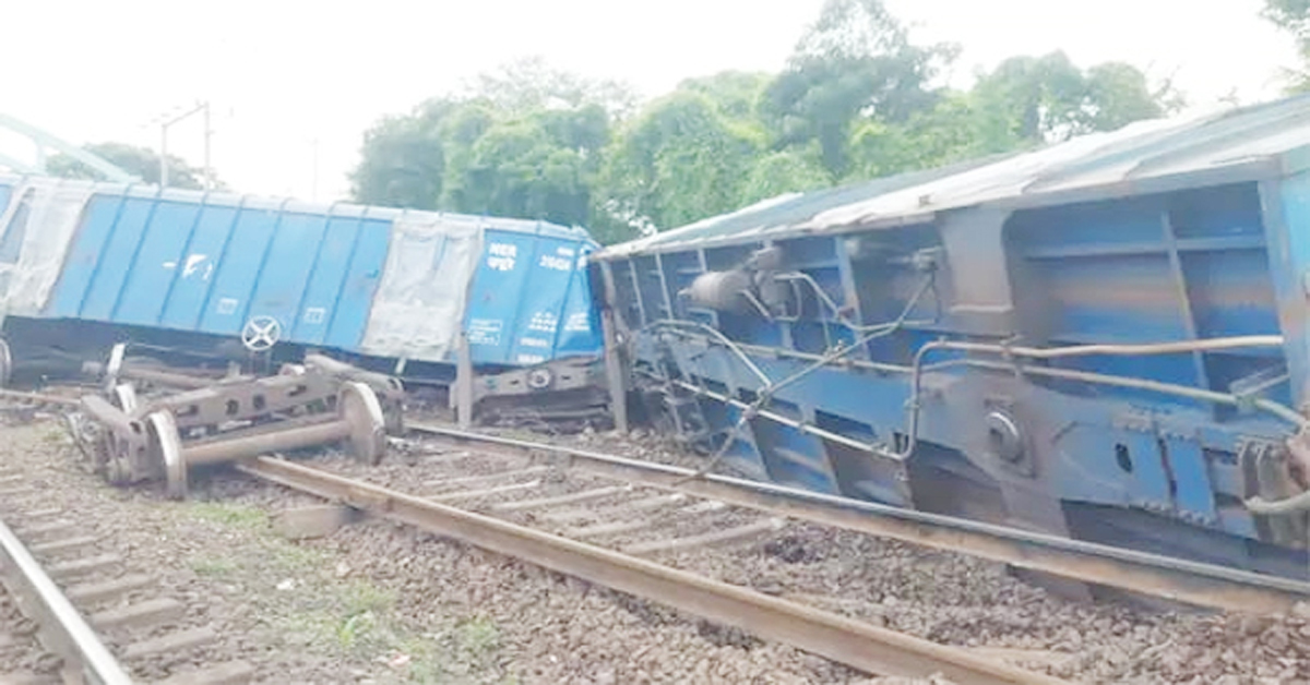 పట్టాలు త‌ప్పిన గూడ్స్‌ ట్రైన్‌