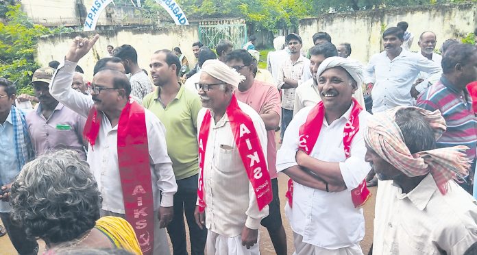 యూరియా కష్టాలు..