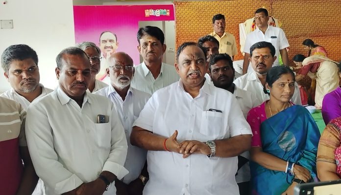Agriculture Minister's District Urea..!