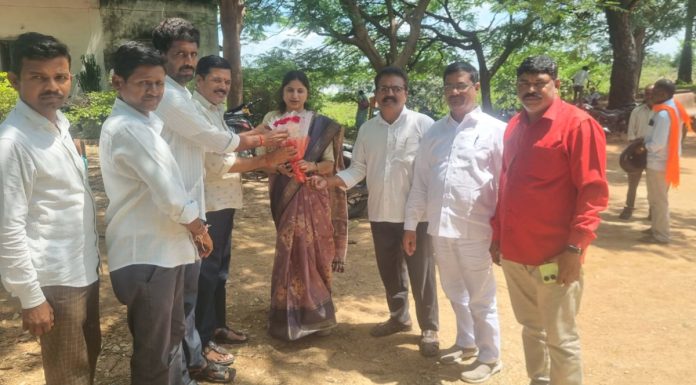 Congress leaders meet Tahsildar